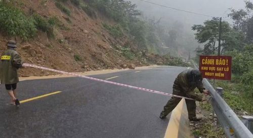 Công an xã Nậm Xé căng dây, cắm biển cảnh báo người dân không đi qua khu vực sạt lở.