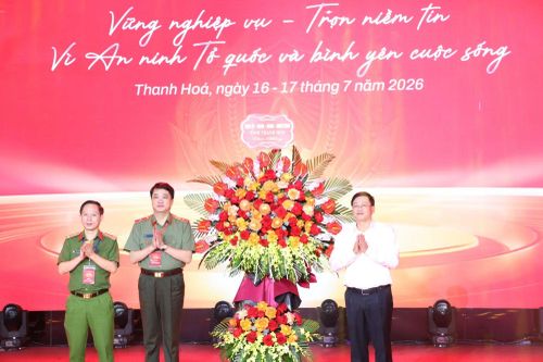 Phó Chủ tịch UBND tỉnh Thanh Hóa Mai Xuân Liêm tặng hoa Ban tổ chức cuộc thi.