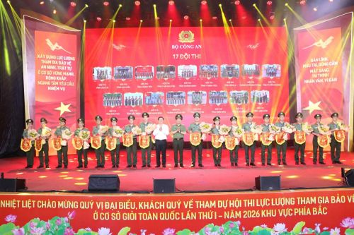 Thứ trưởng Lê Văn Tuyến và Phó Chủ tịch UBND tỉnh Thanh Hóa Mai Xuân Liêm tặng hoa, chúc mừng 17 đội thi.