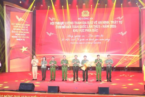 Thứ trưởng Lê Văn Tuyến tặng hoa Ban giám khảo cuộc thi.