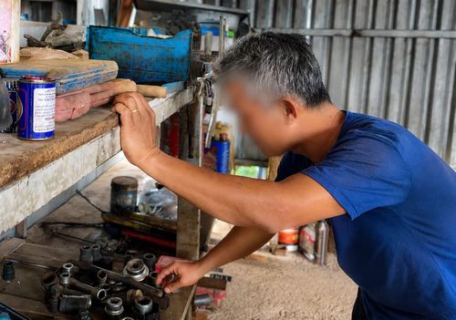 Ông N.T.R nay đã ổn định với công việc sửa chữa xe máy.