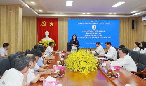 Bộ trưởng Đào Hồng Lan đánh giá cao những thành quả mà BVĐKTƯ Cần Thơ đạt được thời gian qua.