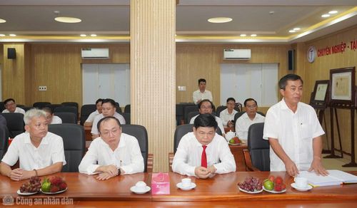 BSCK2 Nguyễn Minh Vũ (bìa phải), Giám đốc BVĐKTƯ Cần Thơ báo cáo tại buổi làm việc.