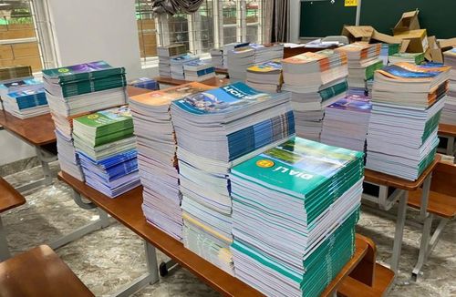 Tất cả đã sẵn sàng để phát sách miễn phí cho học sinh. Ảnh: BQN