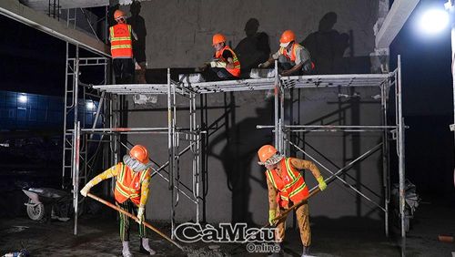 Công nhân, kỹ sư tăng ca, kíp làm việc vào ban đêm, để đẩy nhanh tiến độ, sớm đưa công trình về đích đúng theo kế hoạch.