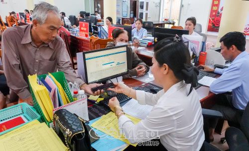 Công chức Xã Trần Văn Thời khai thác dữ liệu trên hệ thống điện tử để giải quyết thủ tục hành chính, giảm yêu cầu người dân phải cung cấp lại những giấy tờ đã có trong cơ sở dữ liệu quốc gia.