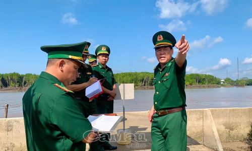 Đại tá Hà Văn Thanh, Chỉ huy trưởng Bộ đội Biên phòng tỉnh (bìa phải), kiểm tra hiện trường và chỉ đạo các đơn vị khẩn trương tham mưu phương án xử lý sự cố.