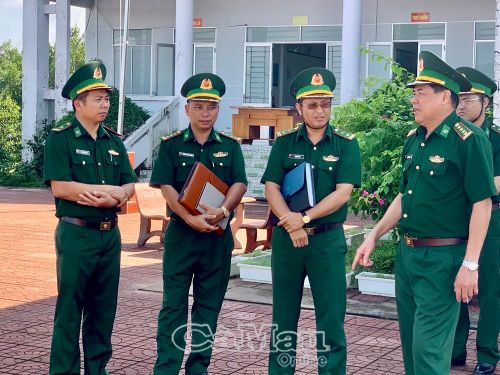 Đại tá Hà Văn Thanh chỉ đạo Đồn Biên phòng Tân Tiến triển khai các giải pháp bảo đảm an toàn tại khu vực Trạm Kiểm soát Biên phòng Hố Gùi.