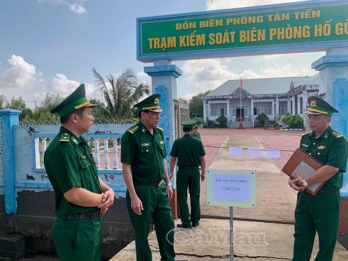 Khu vực sạt lở được căng dây, lắp đặt biển cảnh báo nguy hiểm nhằm bảo đảm an toàn, hạn chế người qua lại.