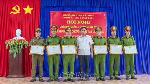  Phó Chủ tịch UBND xã Long Điền Lê Văn Thắng trao Giấy khen của Chủ tịch UBND xã cho các tập thể, cá nhân có thành tích xuất sắc trong đợt cao điểm tấn công, trấn áp tội phạm.