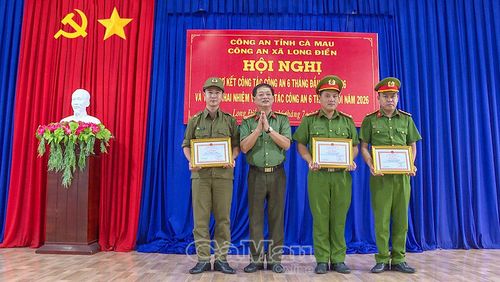 Đại tá Nguyễn Phúc Cường trao Giấy khen của Giám đốc Công an tỉnh cho 3 cá nhân có thành tích đột xuất.