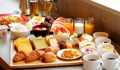 Buffet sáng “miễn phí” là tiện ích quen thuộc tại nhiều khách sạn hiện nay. Ảnh minh họa.