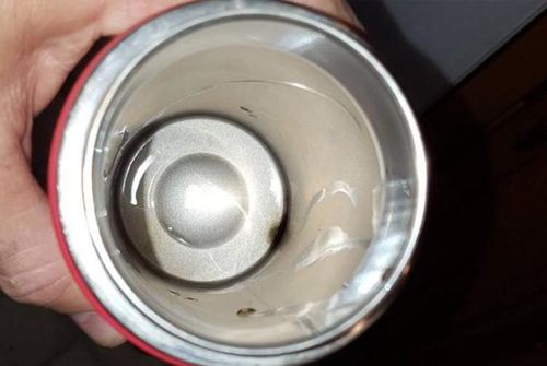 Một sai lầm phổ biến là vừa đựng nước nóng xong đã cho ngay nước đá hoặc ngược lại.