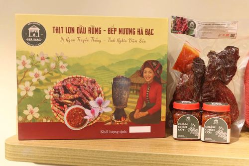  Thịt trâu gác bếp, thịt lợn gác bếp, lạp sườn và các loại gia vị truyền thống của đồng bào các dân tộc vùng cao trưng bày tại sự kiện. 