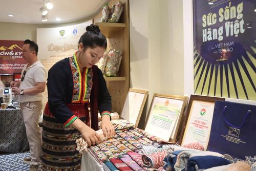  Bên cạnh các sản phẩm nông sản, không gian “Điện Biên phố” còn giới thiệu nhiều sản phẩm thổ cẩm thủ công của các hợp tác xã địa phương. 