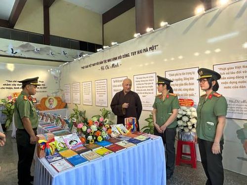 Công an phường Thủ Dầu Một tổ chức cho cán bộ, chiến sĩ đến tham quan "Không gian văn hóa Hồ Chí Minh" tại Tổ đình Chùa Hội Khánh