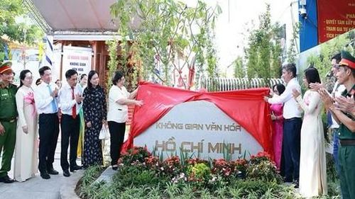 Đại diện lãnh đạo TPHCM và các đại biểu thực hiện nghi thức khánh thành "Không gian văn hóa Hồ Chí Minh" phường Bình Hưng Hòa