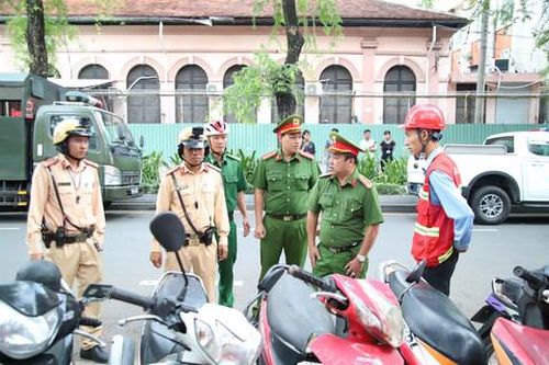Xử lý vi phạm đậu xe lấn chiếm trên đường Lý Tự Trọng