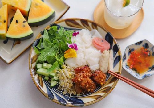 Bánh ướt không có nhân bên trong mà thường ăn kèm với những thứ khác. Ảnh: BS