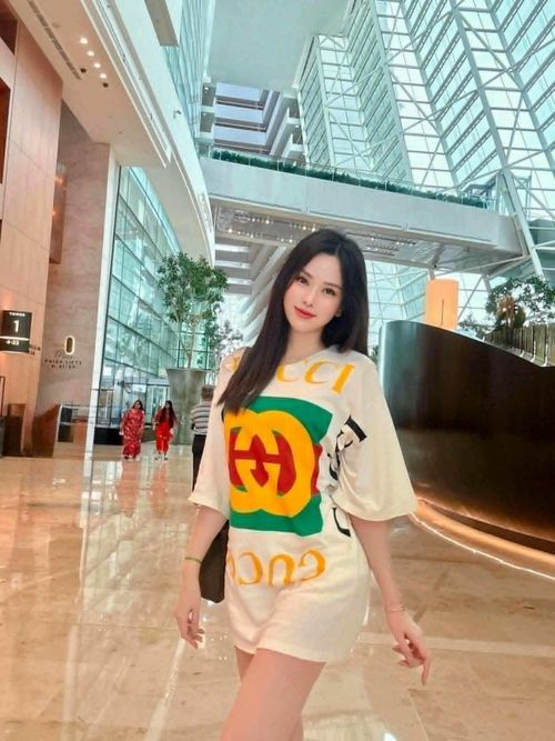 Theo người đẹp, việc mặc đẹp trong mỗi chuyến đi giúp cô lưu giữ những khoảnh khắc đáng nhớ, đồng thời mang lại nguồn năng lượng tích cực để trở lại với công việc hiệu quả hơn.