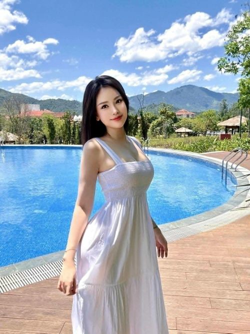 Bên cạnh những chiếc váy bodycon, Đào Lan Phương cũng linh hoạt thay đổi phong cách với các mẫu váy maxi, đầm hai dây họa tiết hoa hay trang phục mang hơi hướng nghỉ dưỡng.