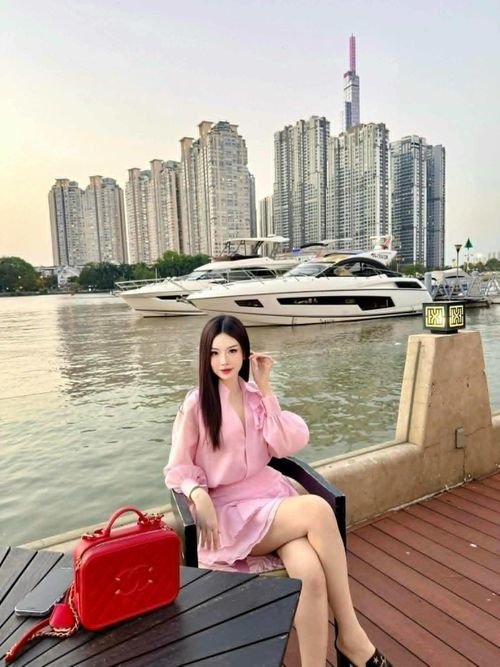 Ở tuổi 43, bà mẹ hai con vẫn giữ được hình thể săn chắc nhờ duy trì lối sống năng động. Cô thường xuyên tập luyện nhiều môn thể thao như pickleball, golf và yoga, nhờ đó tự tin diện những trang phục ôm dáng