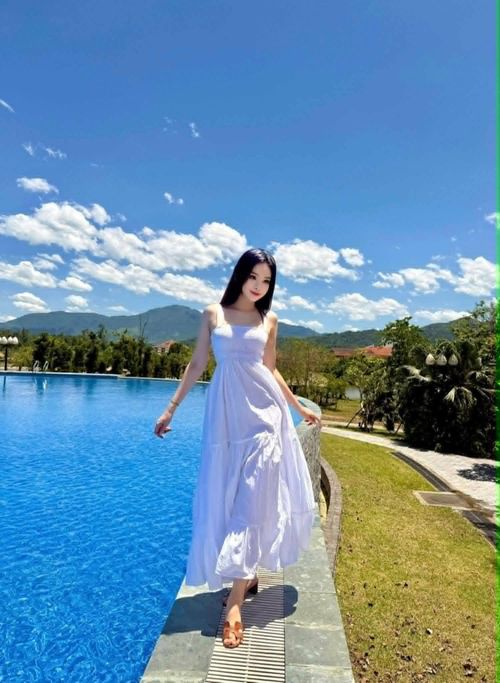 Những lựa chọn này vừa phù hợp không khí mùa hè, vừa giúp cô có những bức ảnh check-in nổi bật. Theo Đào Lan Phương, trang phục không nhất thiết phải đắt tiền mà quan trọng là phù hợp với vóc dáng, hoàn cảnh và phong cách cá nhân.