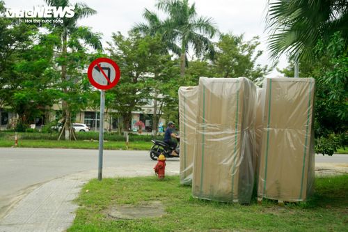 Tình trạng này xuất phát từ việc cư dân khu B - Khu đô thị Royal Park có phản ánh đến cơ quan chức năng việc chủ đầu tư ý cho thuê mặt bằng công viên, vỉa hè, các tuyến đường nội bộ tại khu đô thị để lắp đặt các trạm sạc xe điện, đổi pin xe điện khi chưa lấy ý kiến cư dân, đồng thời có dấu hiệu chưa phù hợp với quy hoạch được duyệt.