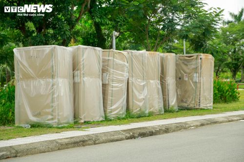 Ghi nhận của PV Báo Điện tử VTC News nhiều ngày qua, vỉa hè trục đường Lê Đức Anh và Võ Nguyên Giáp và một số tuyến đường, công viên nội bộ đoạn khu đô thị Royal Park (phường Vỹ Dạ, TP Huế) người đi đường cảm thấy khó chịu khi loạt thùng các tông đựng các thiết bị lắp đặt trạm sạc, đổi pin xe điện nằm “trùm mền” gây mất mĩ quan đô thị.
