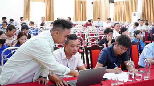 Lực lượng cán bộ cơ sở thực hành thao tác nhập liệu, quét mã trên ứng dụng “Thửa đất số”. Ảnh: Đức Hiển
