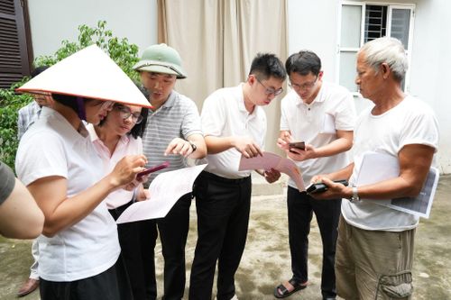 Các tổ công tác đối chiếu thông tin, kiểm tra hồ sơ, số hóa giấy tờ, cập nhật dữ liệu và hướng dẫn người dân phối hợp thực hiện theo quy định. Ảnh: PV