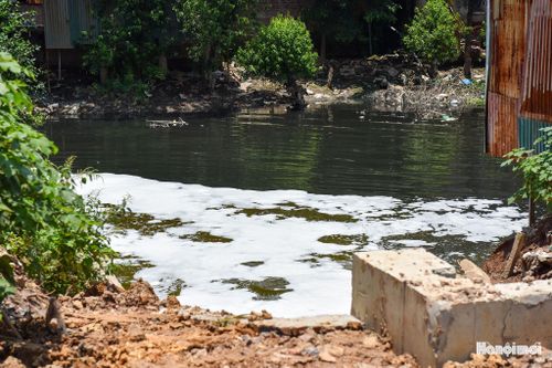 Màu nước đen cùng những mảng bọt trắng phản ánh tình trạng ô nhiễm tại một đoạn sông Nhuệ được ghi nhận trong thời gian gần đây.