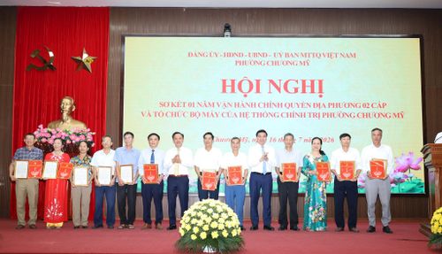 Lãnh đạo phường Chương Mỹ ghi nhận đóng góp của các cá nhân thôi tham gia công tác tại các tổ dân phố. Ảnh: Kim Nhuệ