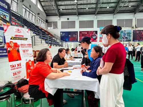 Xã Phúc Thịnh tổ chức các phiên giao dịch việc làm tạo điều kiện chuyển đổi nghề nghiệp cho người dân. Ảnh: Thanh Hà