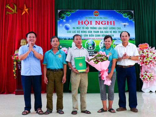 Công bố các quyết định thành lập Tổ hội trồng lúa chất lượng cao thôn Đống Thịnh và Câu lạc bộ nông dân tham gia bảo vệ môi trường. Ảnh: Cao Hồng