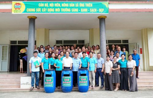 Ra mắt Câu lạc bộ nông dân tham gia bảo vệ môi trường xã Ứng Thiên. Ảnh: Cao Hồng