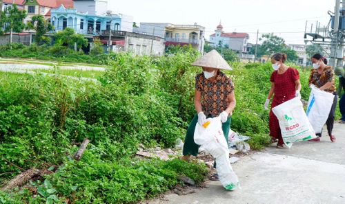 Câu lạc bộ Nông dân tham gia bảo vệ môi trường đã đồng loạt ra quân vệ sinh môi trường. Ảnh: Cao Hồng