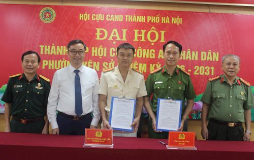 Hội Cựu CAND phường Yên Sở và Công an phường Yên Sở ký kết Quy chế phối hợp công tác bảo đảm an ninh trật tự trên địa bàn. Ảnh: Minh Đức