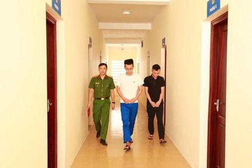 Công an dẫn giải hai đối tượng. Ảnh: Công an Hà Tĩnh.