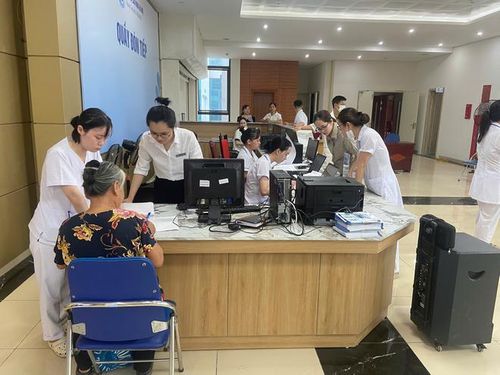 Từ 7h sáng, rất đông người dân có mặt tại Bệnh viện Lão khoa Hà Nội để làm thủ tục khám sức khỏe miễn phí.