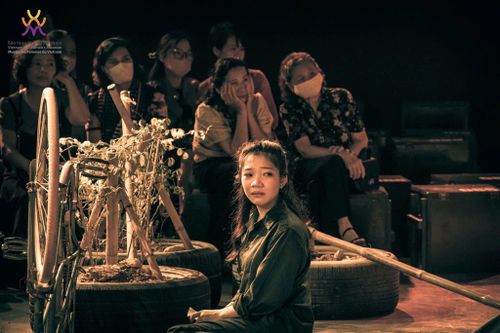 Những diễn viên đang là sinh viên, nhập vai với sự tinh thần thuần khiết và gần với đời sống của nguyên mẫu.