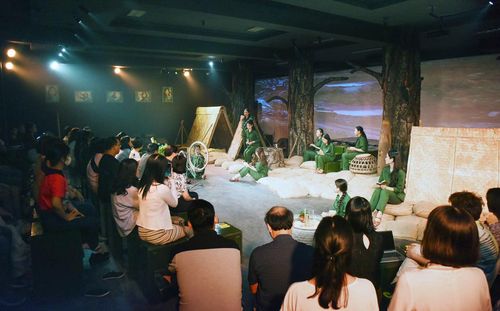 Khán giả không chỉ thưởng thức mà còn trải nghiệm cùng vở diễn.