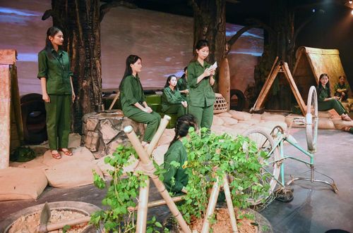 Nhiều đạo cụ sân khấu được đạo diễn lấy từ chính Ngã ba Đồng Lộc.