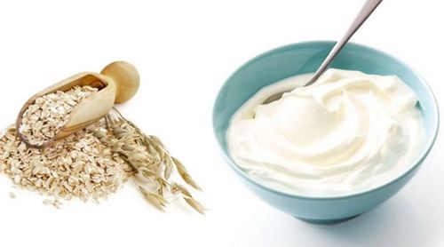 Trộn sữa chua Hy Lạp với yến mạch để tăng protein và độ béo ngậy.