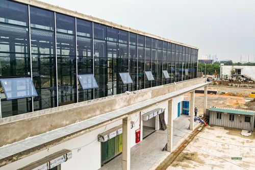 Hệ thống mặt dựng kính đang được hoàn thiện tại khu nhà chức năng.