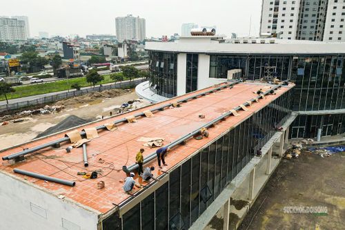 Công nhân thi công hệ thống kỹ thuật trên mái khu chức năng.