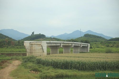 Người dân hai bên sông Rộ mong cầu Mô Vĩnh sớm hoàn thành để không còn phải qua lại trên cây cầu tạm xuống cấp.