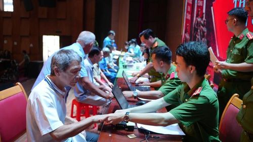 Thực hiện xác định danh tính thân nhân liệt sĩ. Ảnh: QMG