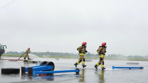 Tiếp đó, lực lượng Cảnh sát PCCC&amp;CNCH khu vực 22 và Tiểu đoàn căn cứ sân bay Nội Bài được điều động chi viện, phối hợp khống chế đám cháy, làm mát thân máy bay và tạo điều kiện để hành khách thoát nạn an toàn.