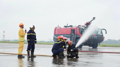 Trong vòng chưa đầy 3 phút, lực lượng cứu hỏa của Cảng với 15 cán bộ, nhân viên và 4 xe chữa cháy đã có mặt tại hiện trường. 